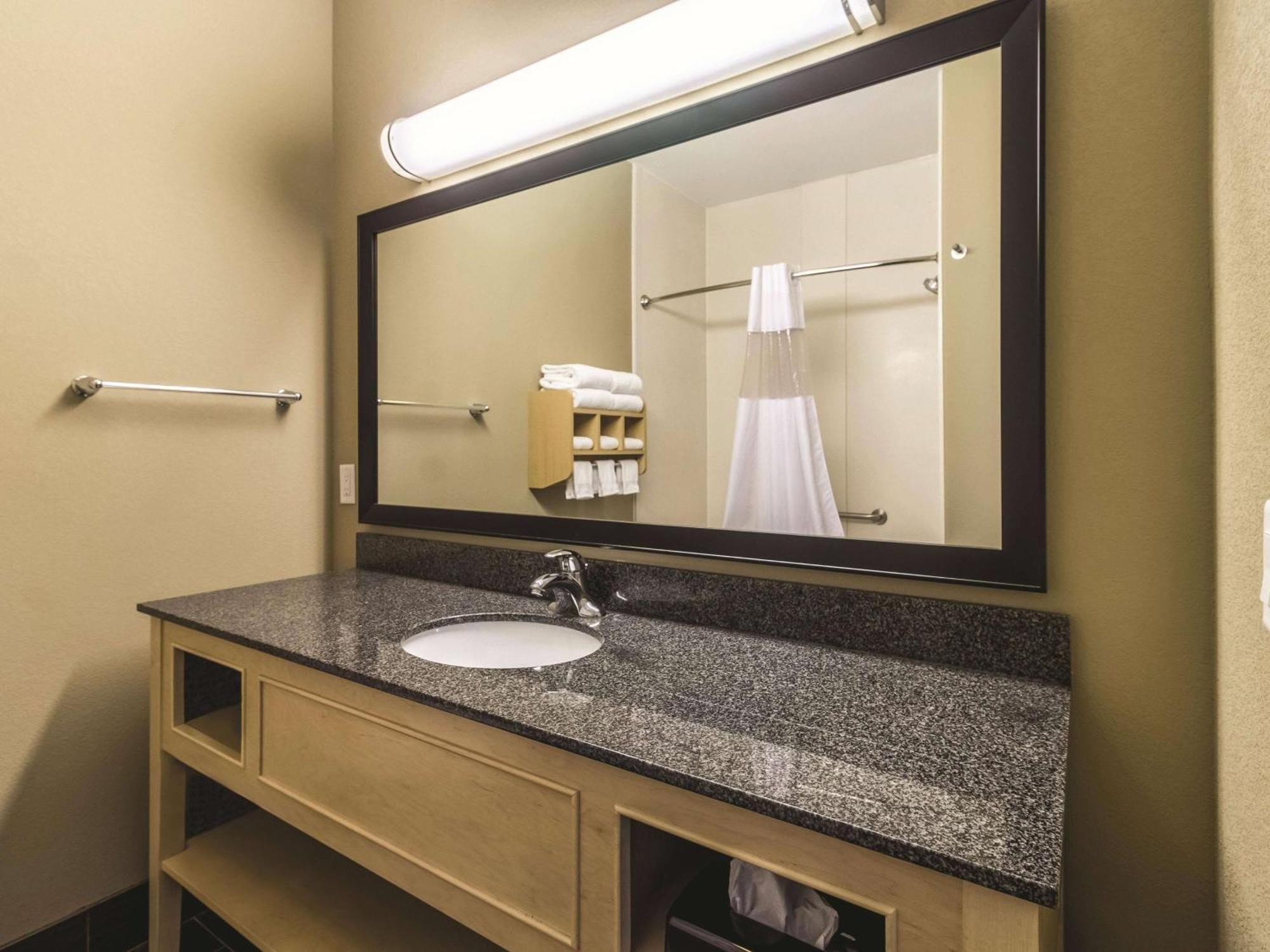 La Quinta By Wyndham Fargo-Medical Center Hotel Bagian luar foto