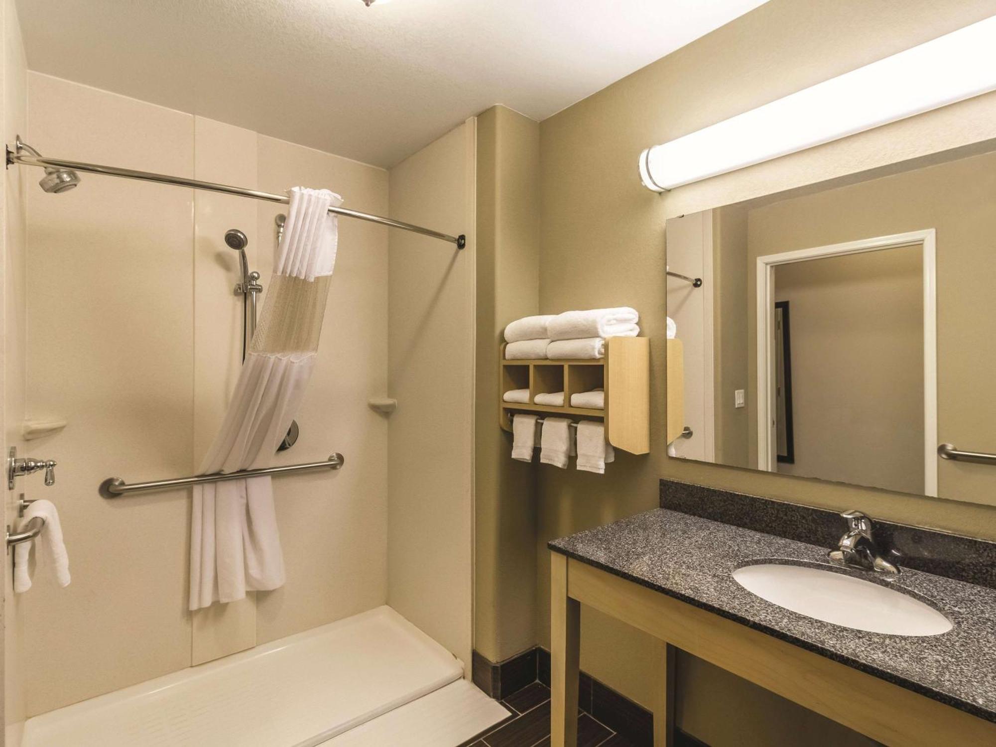 La Quinta By Wyndham Fargo-Medical Center Hotel Bagian luar foto