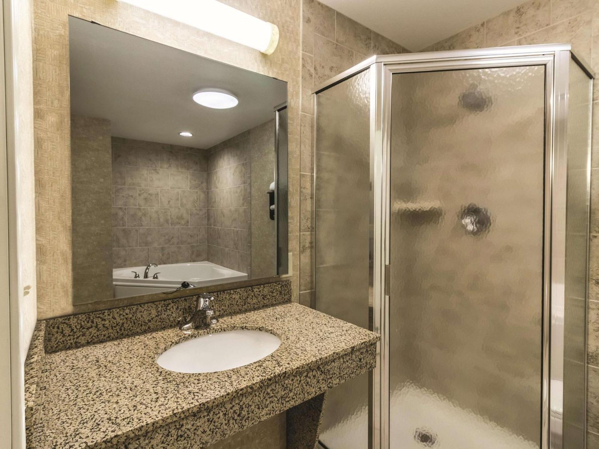 La Quinta By Wyndham Fargo-Medical Center Hotel Bagian luar foto